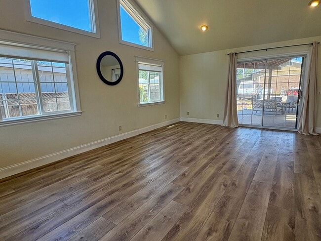 Building Photo - Single Family Home in Oak View!