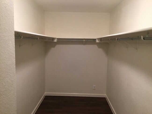 Building Photo - 112 Retama