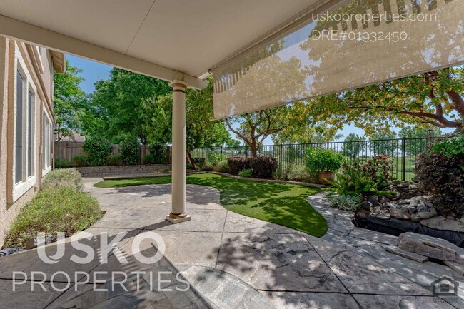 Building Photo - "Spacious 4-Bedroom Retreat with 2.5 Baths...