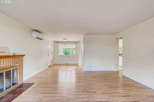 Building Photo - SE 3 Bed | 1 Bath | Expansive Backyard | P...