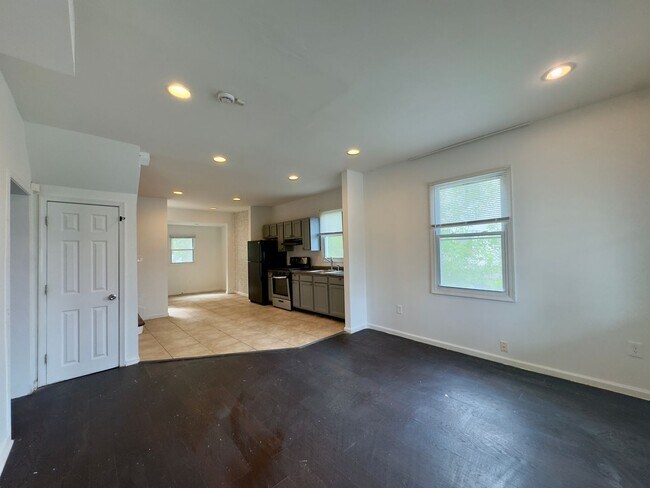 Building Photo - Charming 4 Bedroom/2 Bathroom in Asbury Av...