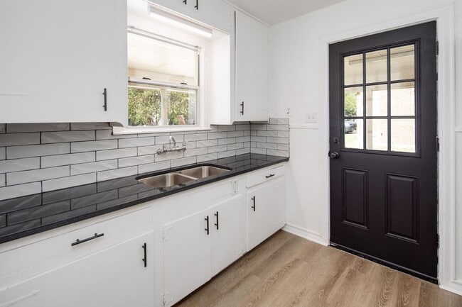 Building Photo - IMMEDIATE MOVE IN!  Cute 2 Bedroom Home wi...
