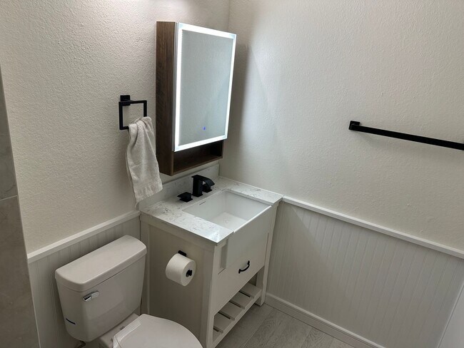 Building Photo - SEASONAL RENTAL - Downtown Sarasota Renova...