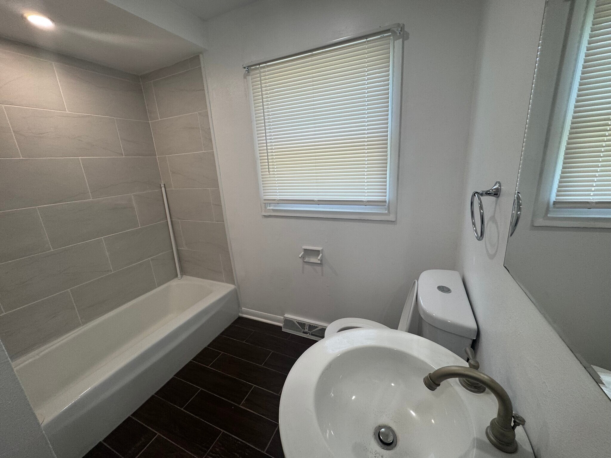 Full Bath - 7211 W Brentwood Ave