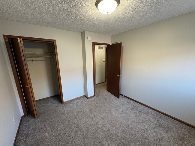 Building Photo - 4 Bedroom Apartment in Central MHK - Near Aggieville!