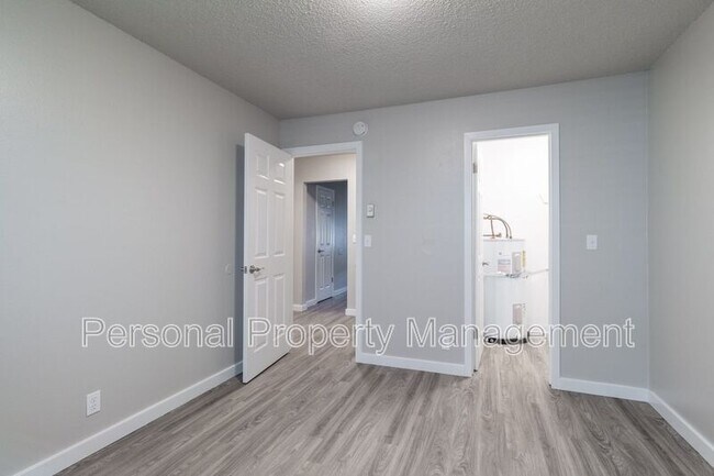 Building Photo - 1008 NE 86th St