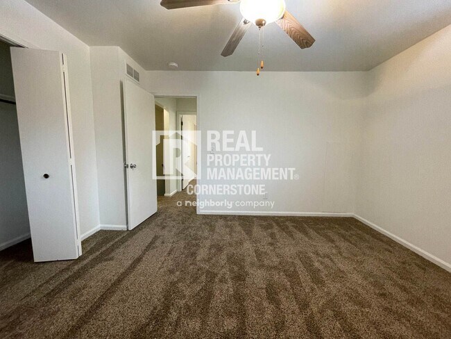 Building Photo - Updated & Inviting 2-Bedroom Townhome in Q...