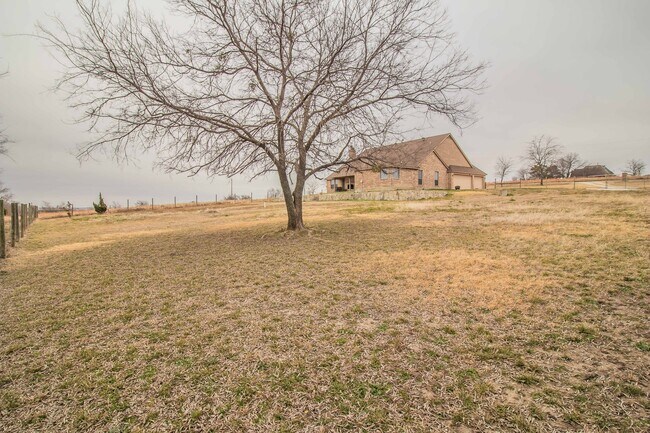 Building Photo - Beautiful Traditional Home on Over an Acre in Weatherford!
