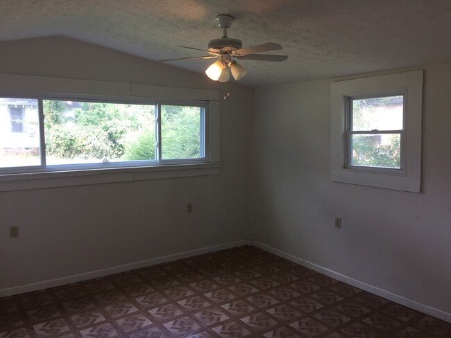 Building Photo - **UPCOMING**4 bedroom / 2 bathroom Home fo...