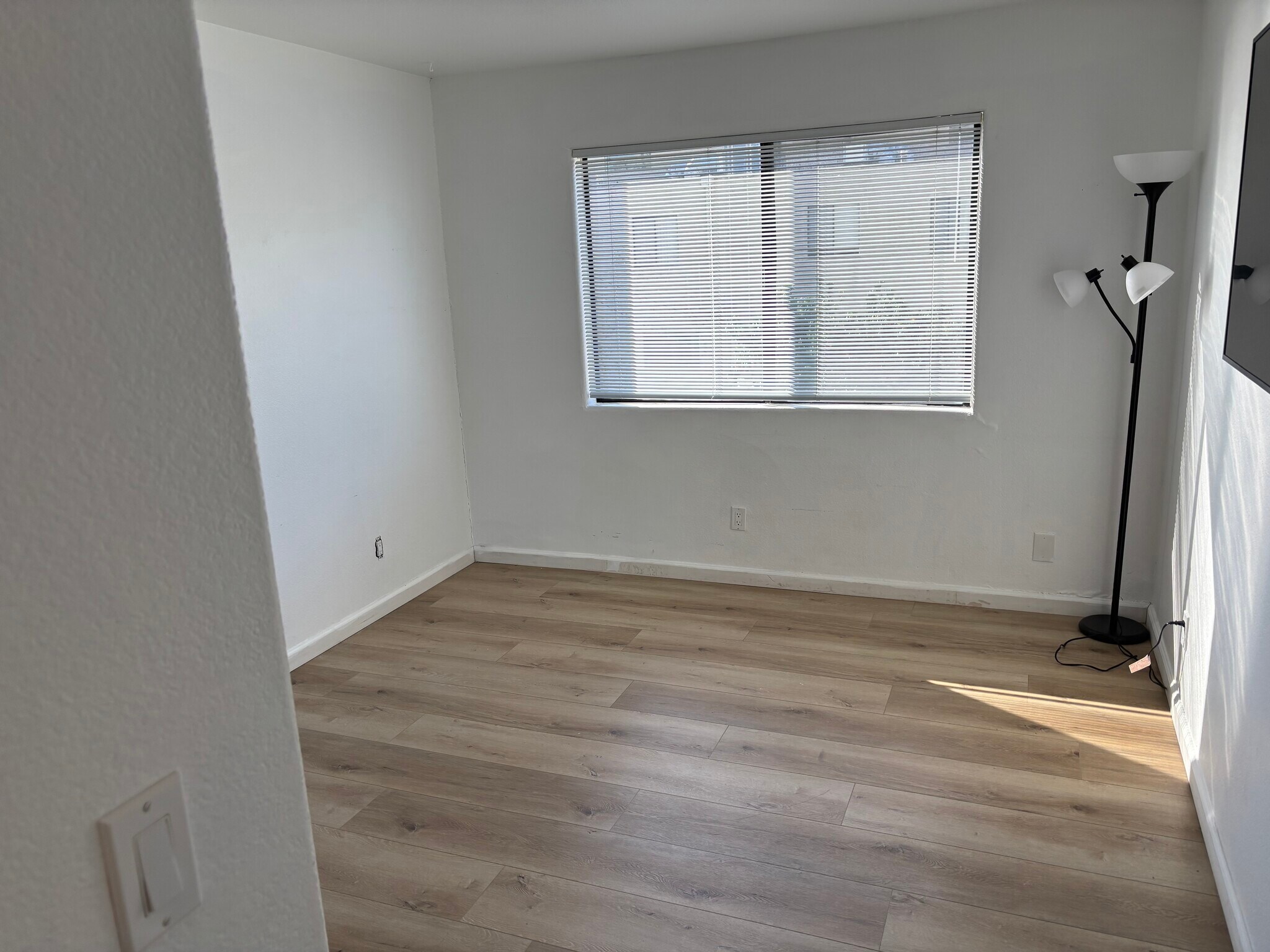 Building Photo - 1216 S Saltair Ave