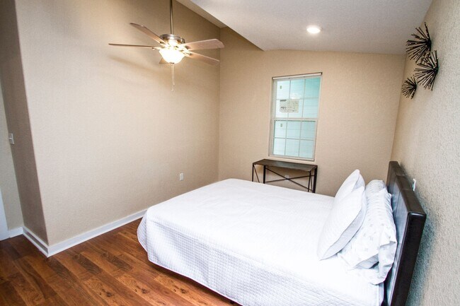 Building Photo - Douglas