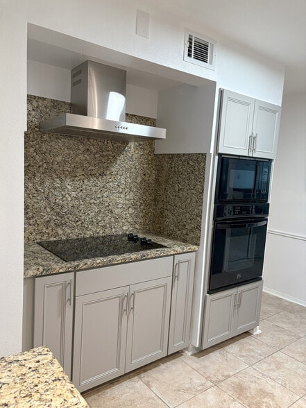 Kitchen - 7500 Callaghan Rd