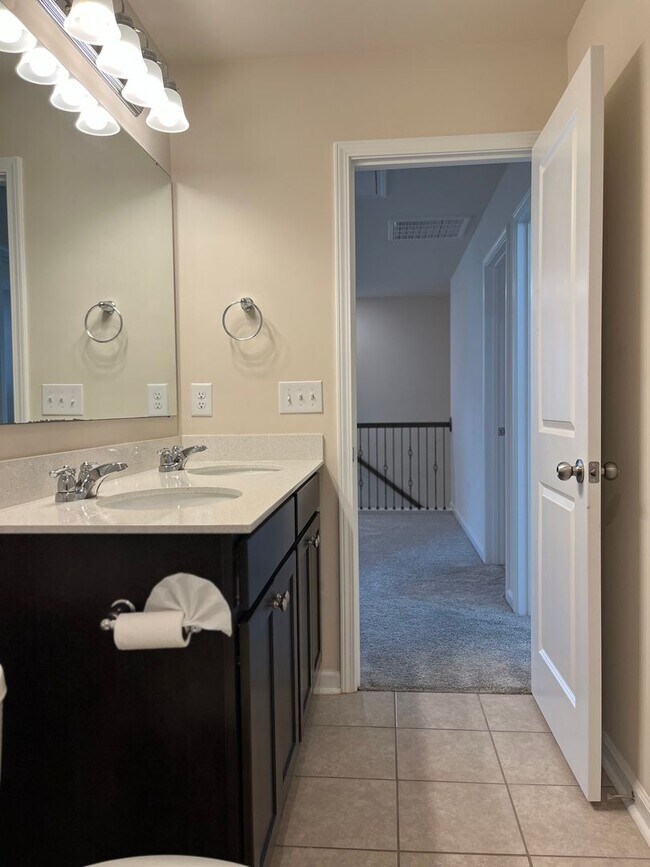 Building Photo - AMAZING LOCATION, Fantastic 4 Bed Home, In...