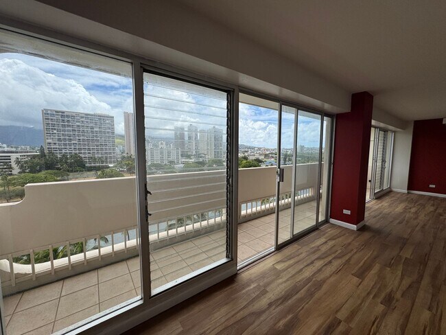 Building Photo - 2 Bed/1.5 Bath/1 Parking at Twin Towers in...