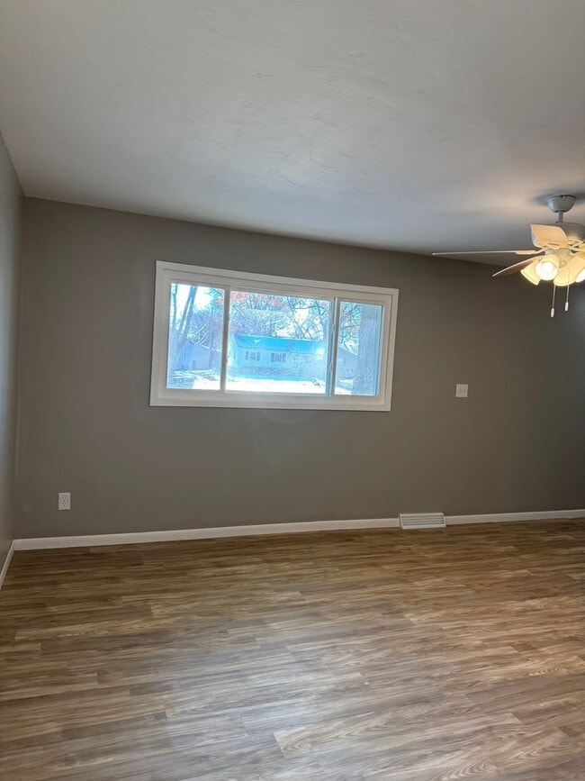 Building Photo - 4br 2bth large sun room and big fenced in backyard