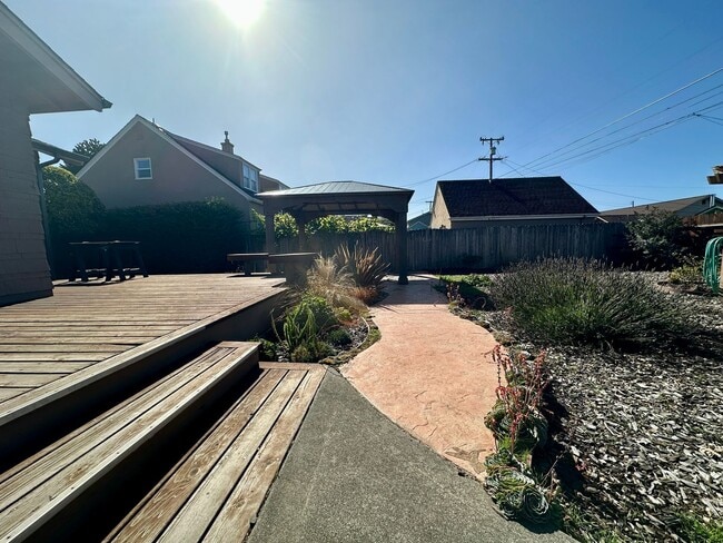 Building Photo - Craftsman Bungalow with Fantastic Fenced Yard