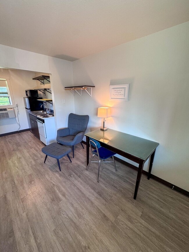 Building Photo - Furnished Studio