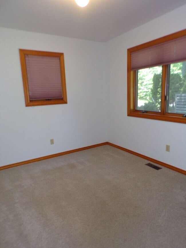 Building Photo - Move-In Ready Home Across from Ski Hill