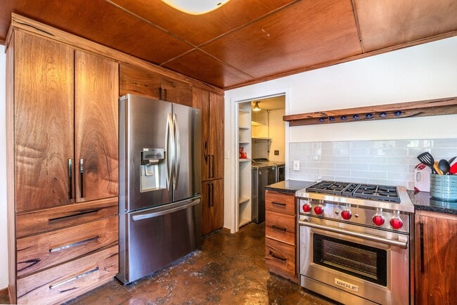 Building Photo - Beautiful Single Family Home w Massive Yard for Rent