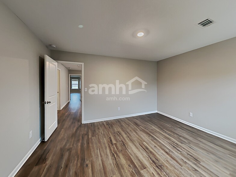 Building Photo - 605 Gleaner Wy