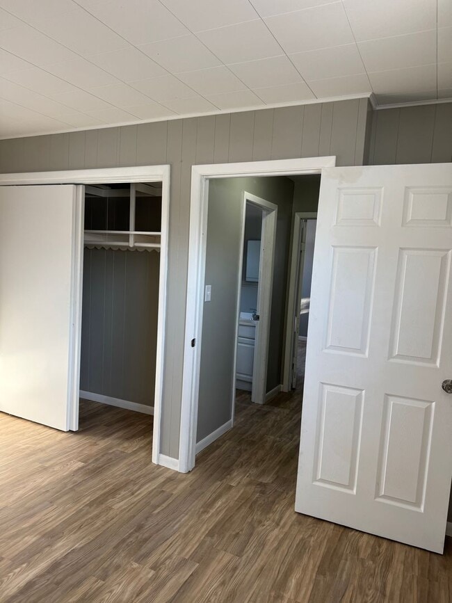 Building Photo - 4br 2bth large sun room and big fenced in backyard