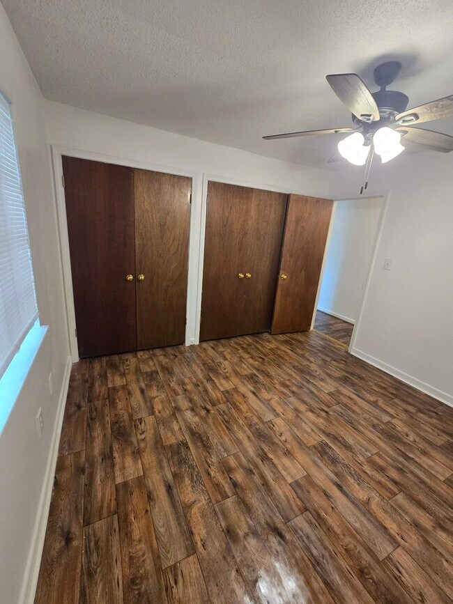 Building Photo - 2 bedroom 1 bath condo