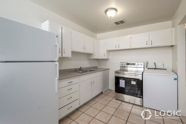 Building Photo - 1610 Ivy Cir