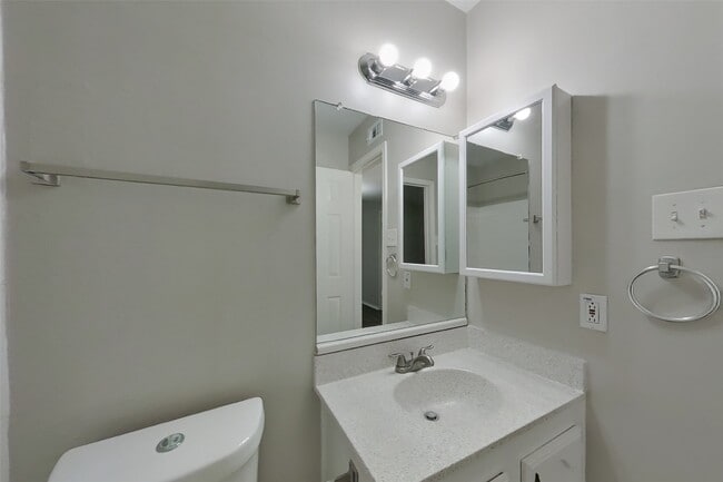 Building Photo - 7811 Bluff Trail Dr
