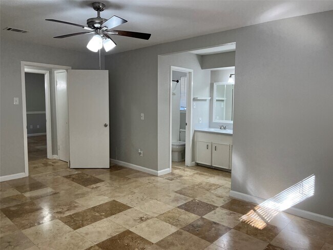 Building Photo - 2402 Fawnwood Ln