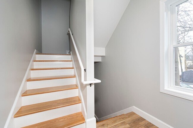 Building Photo - Remodeled 3 bedroom 1  bathroom 2nd Floor