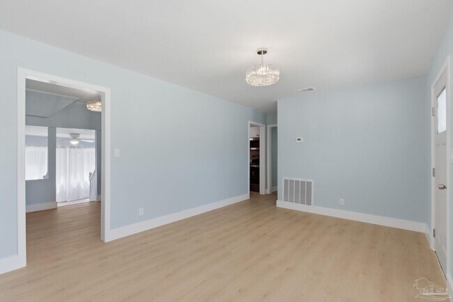 Building Photo - 525 Pelham Rd