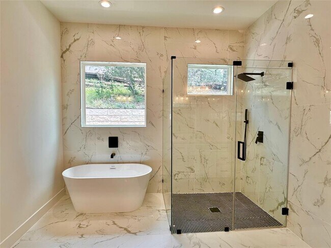 Building Photo - 5206 Country Club Dr