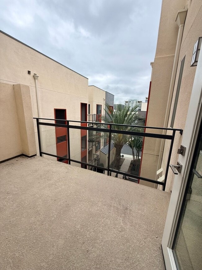 Building Photo - Newer 2 bedroom 2 bath luxury SMART HOME c...
