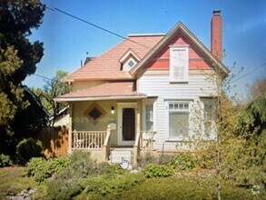 Building Photo - Stunning 3 bedroom/ 2 bath Victorian 2 sto...