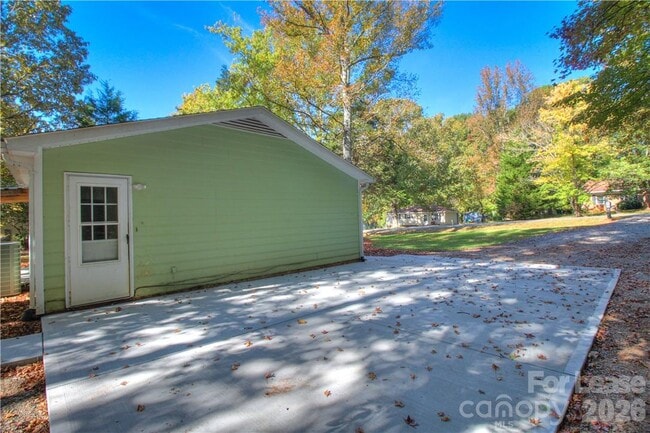 Building Photo - 1300 Sharon Dr