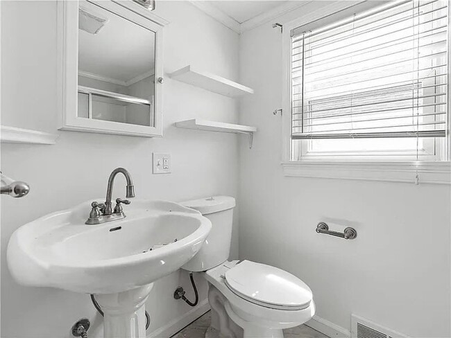 Building Photo - 85 Manistee St