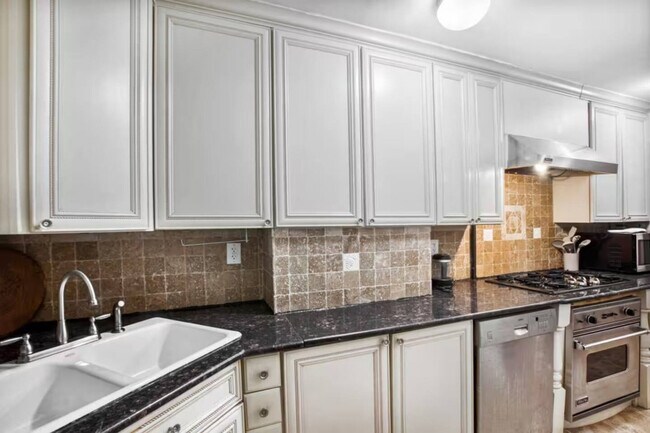Building Photo - 306 E 52nd St
