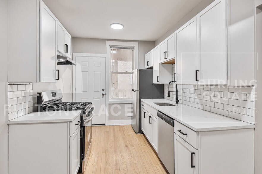 Building Photo - 7375 N Damen Ave