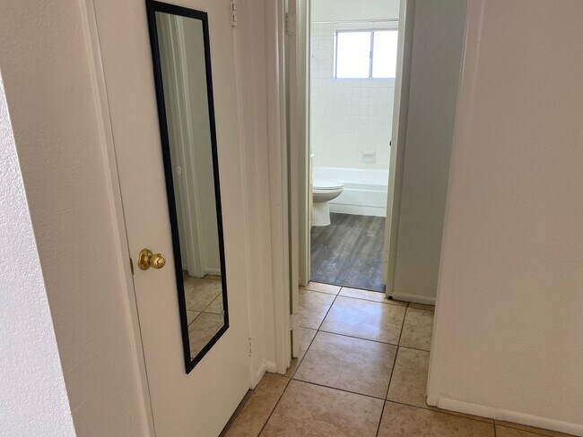 Building Photo - Henderson!!! 4 Bedrooms!! Single Story!! 2 car garage!! Big Back Yard!!! No HOA!! All Appliances!!