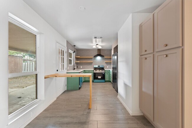 Building Photo - Chic, Bright, and Inviting - Welcome to Lark!