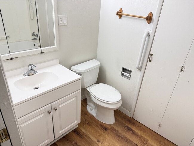 Building Photo - Huge 4 bedroom 2 bath house!