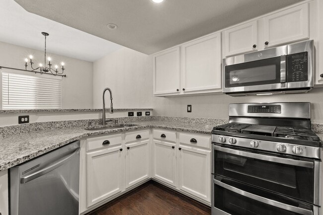 Building Photo - Upscale Condo | 3 Bed / 2 Bath | Garage | ...