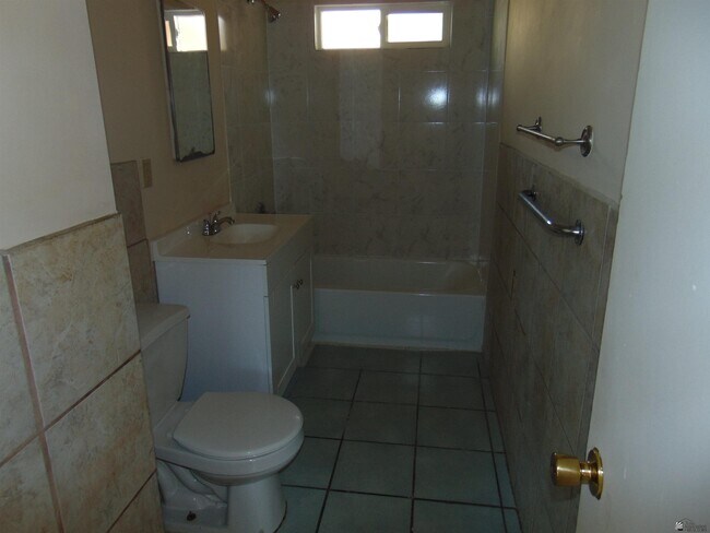 Building Photo - 2070 E La Mesa St