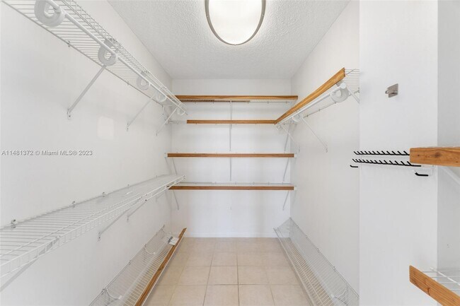 Building Photo - 9800 W Bay Harbor Dr