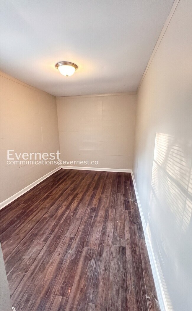 Building Photo - 3-Bedroom Home with Off-Street Parking / Pet-Friendly / Vouchers Accepted / Available Now!