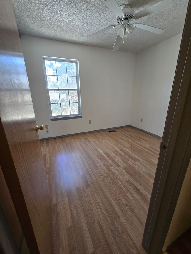 Building Photo - 2 Bedroom Townhouse with Unfinished Baseme...