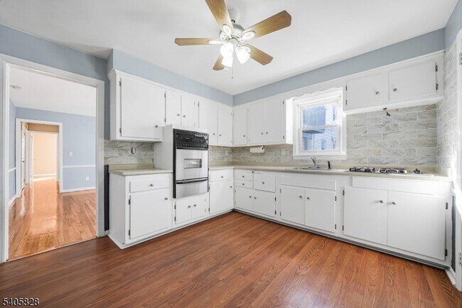 Building Photo - 686 Gates Terrace