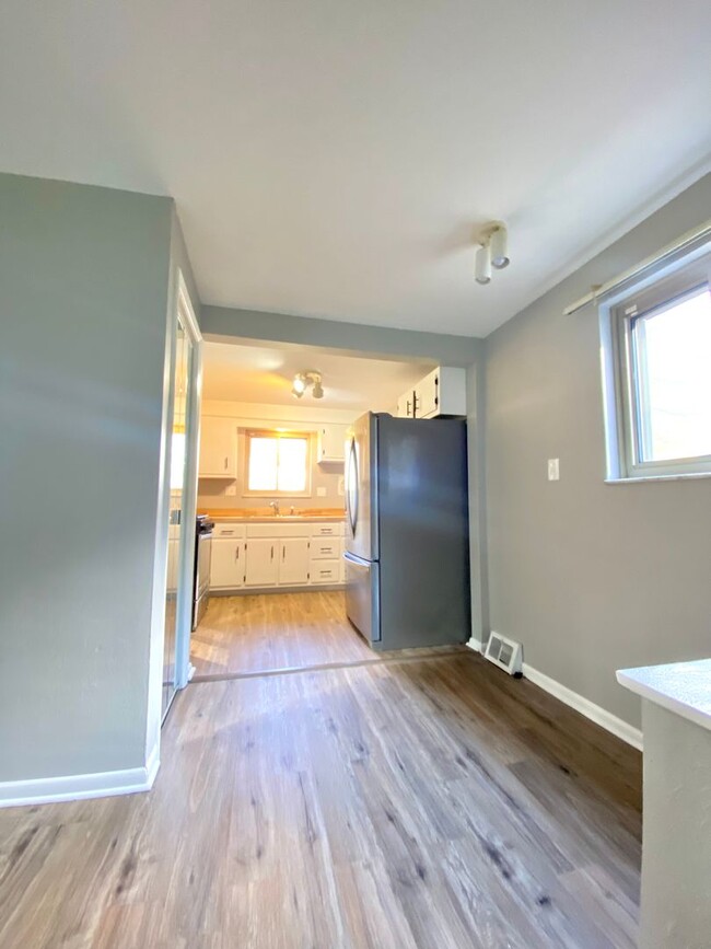 Building Photo - Split Level 3 Bed/1.5 Bath Home - Quiet St...