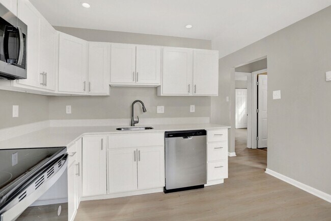 Building Photo - $100 OFF SPECIAL - Austin Street Homes - Comfort & Convenience Combined – 2BR Townhomes Now Leasing