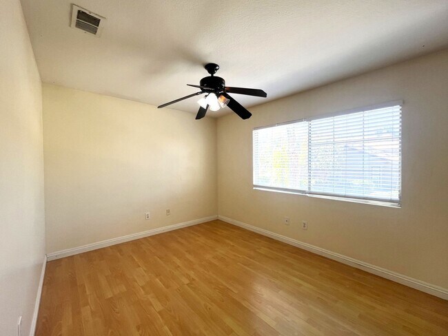 Building Photo - 4 bed, 2.5 bath located in Corona, CA!